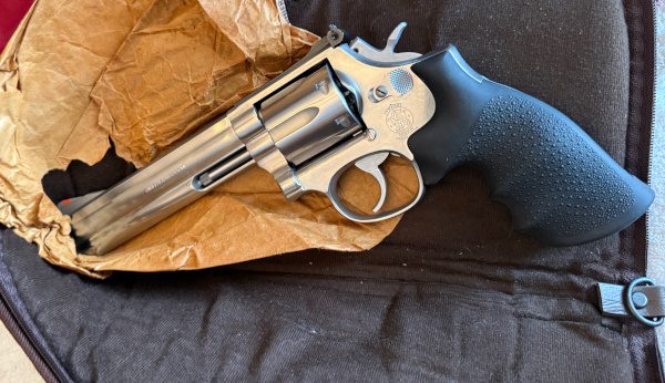 Smith & Wesson .357 Magnum 686-2 6 inch Barrel Revolver Smith & Wesson .357 Magnum Model 686-2