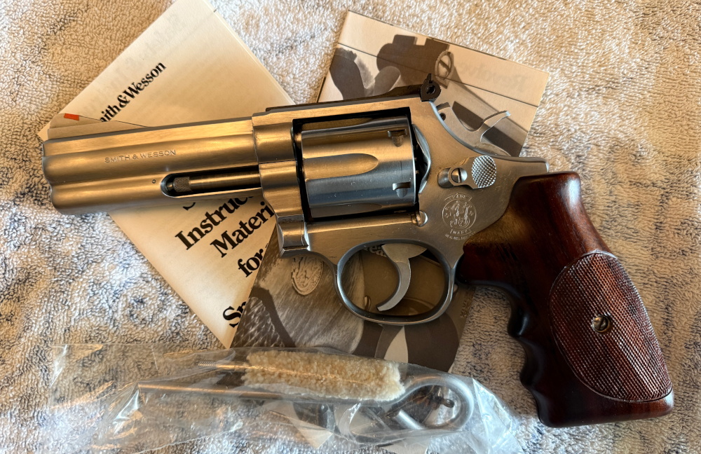 Smith & Wesson 686-4 Revolver .357 Magnum Caliber Smith & Wesson 686-4 .357 Magnum Revolver