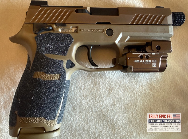 SIG Sauer P320 Excellent Condition – 2 Barrels & 4 Magazines SIG Sauer P320 pistol with two barrels, four magazines, flashlight and factory case