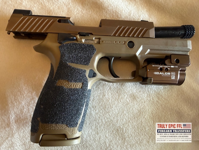 SIG Sauer P320 Excellent Condition – 2 Barrels & 4 Magazines SIG Sauer P320 pistol with two barrels, four magazines, flashlight and factory case